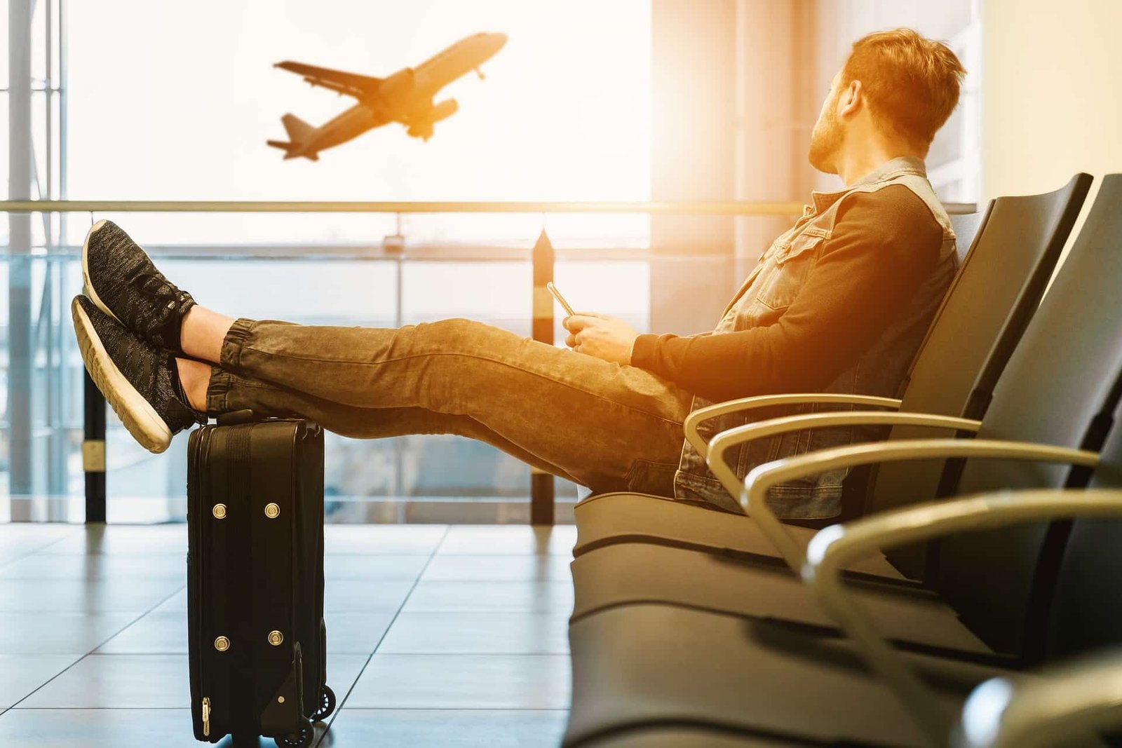 Un passager à l'aéroport vers la destination Algérie