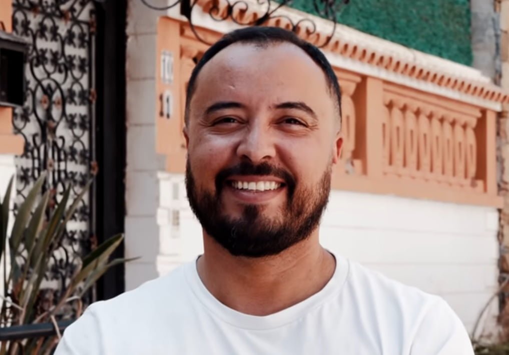 Mounir, qui attendait Ben Blake à la sortie du bateau à Alger - Destination Algérie Mounir, qui attendait Ben Blake à la sortie du bateau à Alger - Destination Algérie